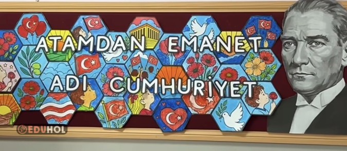Cumhuriyet bayramı Atatürk ve pano yazısı