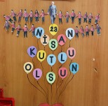 23  Nisan pano Atatürk ile el ele