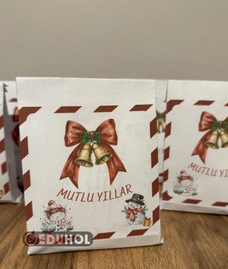 Yeni yıl hediye paketi ve notu