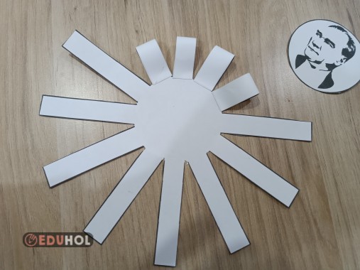 Yaka rozeti veya pano için kullanabilirsiniz.