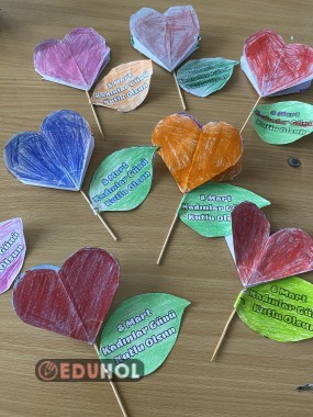 8 Mart Kadınlar günü Kalpli çiçek