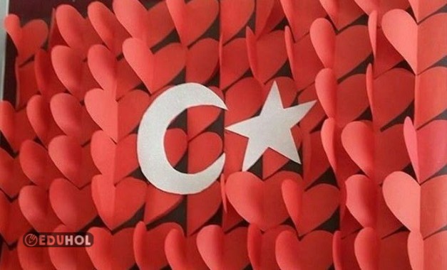 GÖRSEL SANATLAR KES YAPIŞTIR BAYRAK SEVGİSİ ETKİNLİĞİ