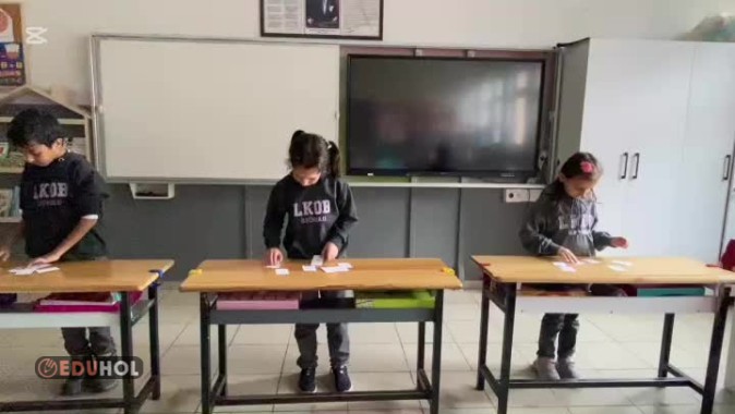 Doğal sayıları küçükten büyüye doğru ilk sıralayan öğrenci kazanır.
Üç öğrencime yedişer tane kâğıt verdim. Üçüne de verdiğim sayılar aynıydı . İlk sıralamak için ellerin çabuk hareket etmesi gerekti.