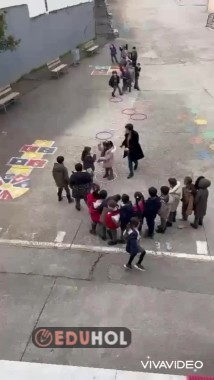 Taş kağıt makas ilk bitiren grup bir puanı alır.